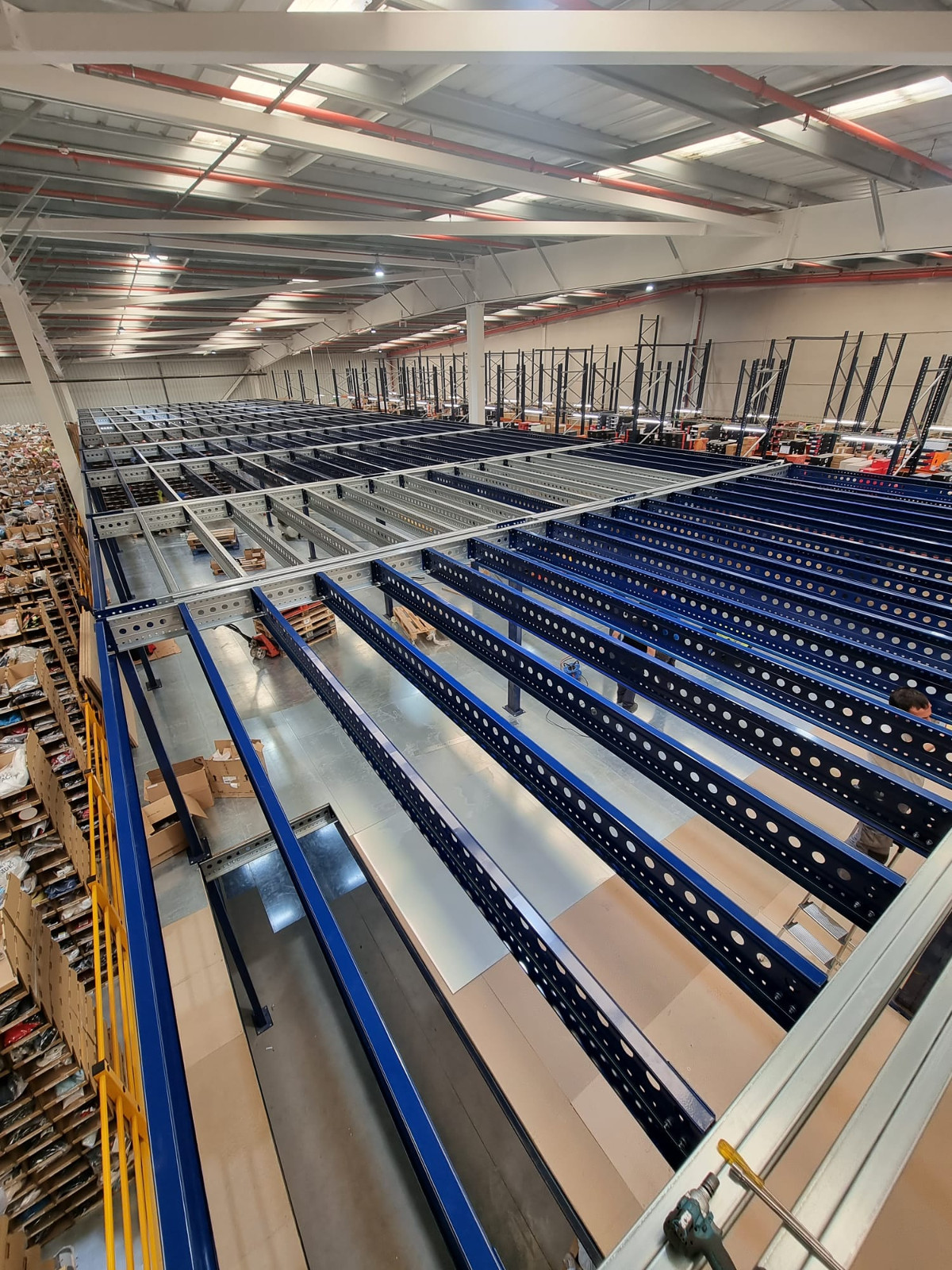 stelaji стелажи